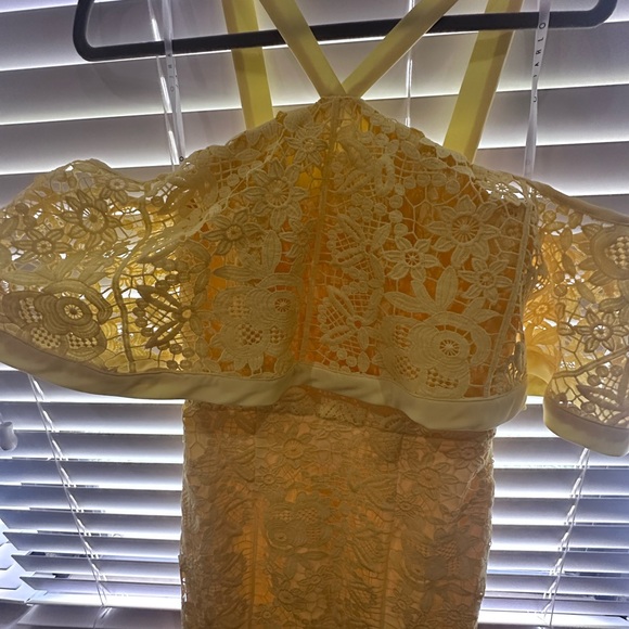 Jarlo London Frill Layer Cold Shoulder Yellow Lace Midi Dress NWT - Picture 4 of 9